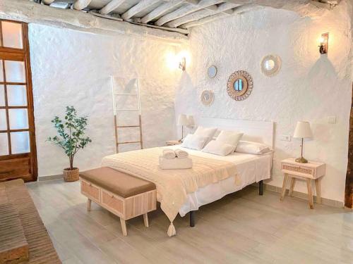 Ένα ή περισσότερα κρεβάτια σε δωμάτιο στο La Palmera. Casa rural con piscina privada.