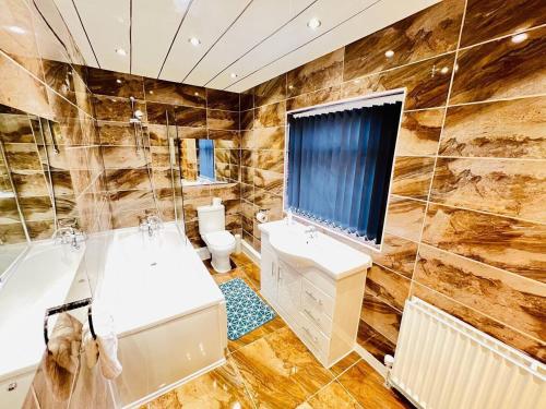 a bathroom with a stone wall at Spacious Retreat: 8BR House in Prime Location in Liverpool
