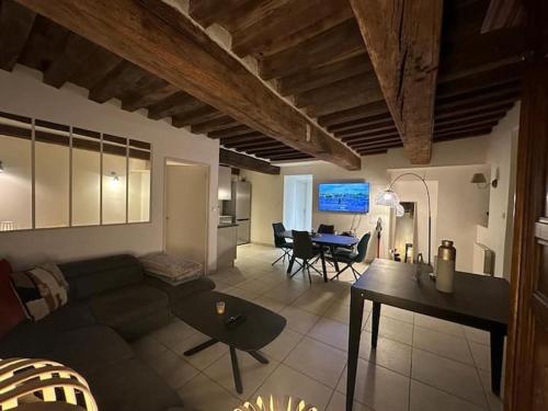 un salon avec un canapé et une table dans l'établissement appartement F3, à Chalon-sur-Saône