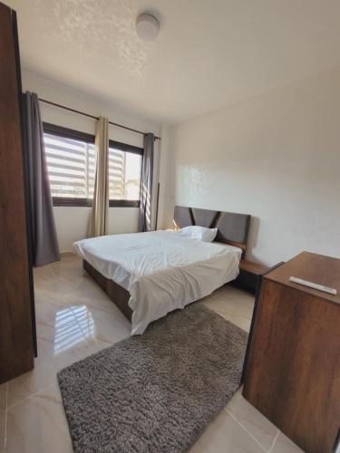 een slaapkamer met een bed en een groot raam bij High apartment in madinaty in Madinaty