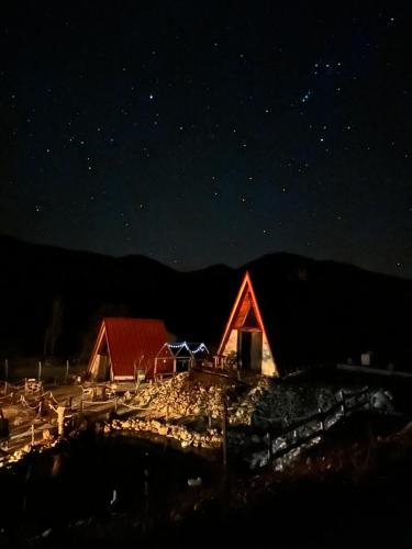 um celeiro à noite com as estrelas no céu em Bungalow Gölçam em Denizli