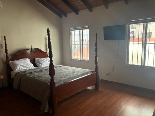 - une chambre avec un lit et une télévision dans l'établissement Casa Macfarland Boutique, à Ensenada