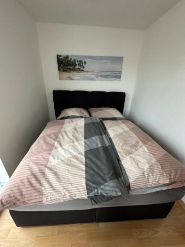 - un lit dans une chambre avec un cadre de lit dans l'établissement Apartment „Slow Horses“, à Leipzig