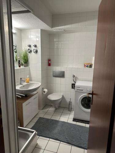 Apartment „Slow Horses“ في لايبزيغ: حمام مع حوض استحمام وغسالة ملابس