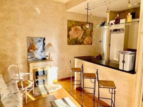 uma cozinha com uma mesa e uma cozinha com um frigorífico em 2 pièces au centre de Monaco em Monte Carlo