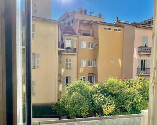 una ventana con vistas a un edificio en 2 pièces au centre de Monaco en Montecarlo