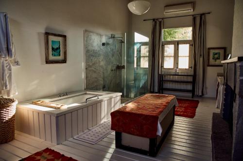 a large bathroom with a tub and a shower at Casa Anna in Garzón