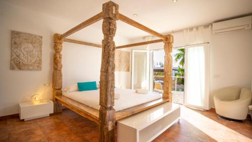 A bed or beds in a room at Villa Domino Ibiza