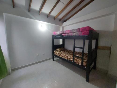 Habitación con 2 literas en una habitación en Casa de descanso unifamiliar - Venecia, Antioquia, en Venecia