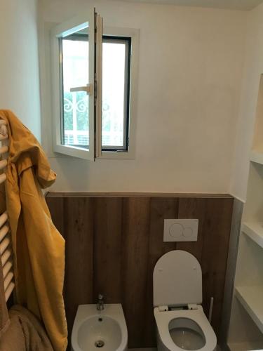uma pequena casa de banho com um WC e uma janela em Casa Lavinia al mare em Rimini