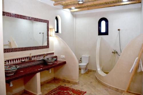 uma casa de banho com um lavatório, um espelho e um WC. em Villa sur Colline son vis-à-vis em Marrakech