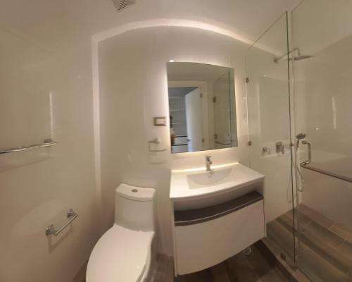 a bathroom with a toilet and a sink and a shower at Apartamento 2 Habitaciones, Edificio Airali, Zona 10, Napoles in Guatemala