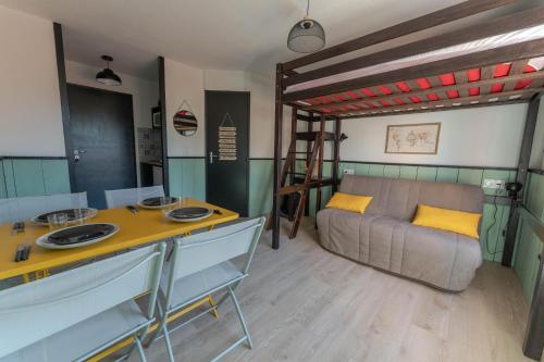 - un salon avec un canapé et une mezzanine dans l'établissement Appartement avec parking - Futuroscope - 1 à 4 personnes, à Jaunay-Clan