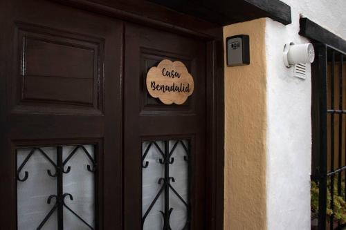 a sign on the door of a house at CasaBenadalid. Casa rural con piscina. in Benadalid