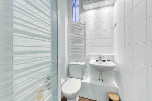 uma casa de banho branca com um WC e um lavatório em Paris Gentilly appartement tout équipé - RER B em Gentilly