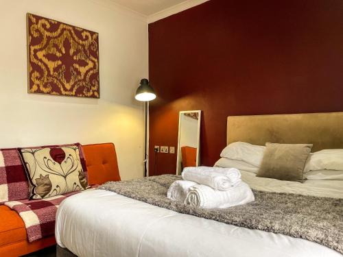 Кровать или кровати в номере Victorian Refuge-City centre-3bedroom house