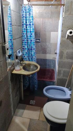 La salle de bains est pourvue d'un lavabo, de toilettes et d'une douche. dans l'établissement departamento d City Bell, à City Bell