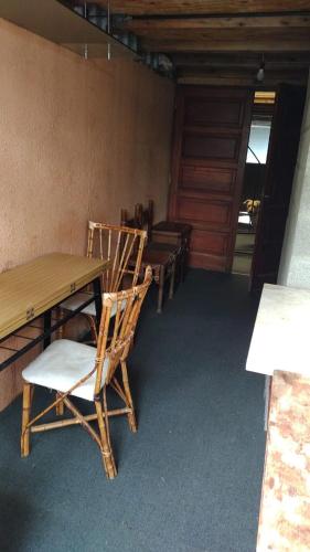 une chambre avec des chaises, une table, une table et une table dans l'établissement departamento d City Bell, à City Bell