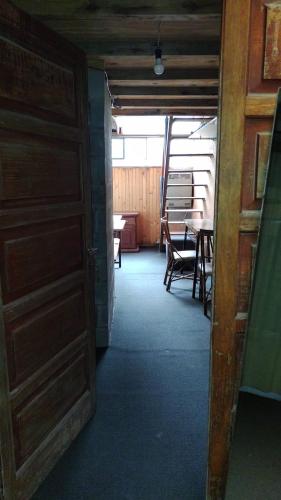 une porte ouverte menant à une chambre avec une table et des chaises dans l'établissement departamento d City Bell, à City Bell