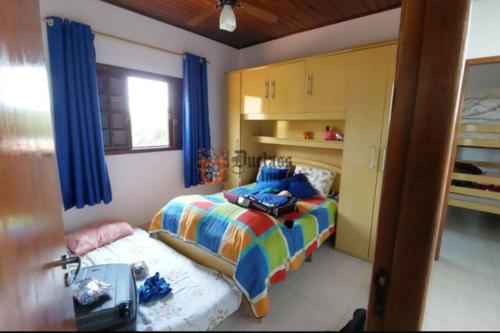 מיטה או מיטות בחדר ב-Casa de Campo de frente para belas montanhas
