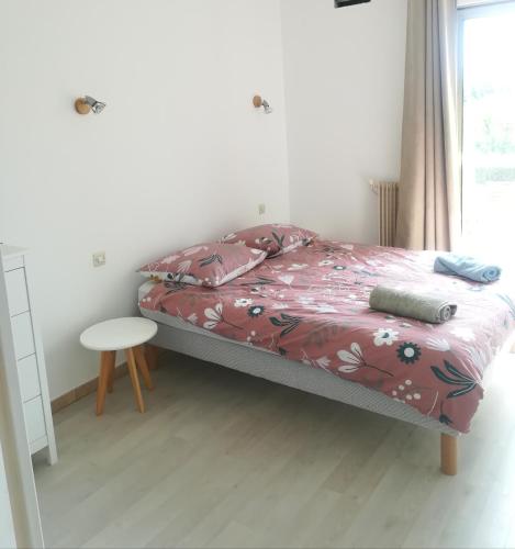 une chambre avec un lit, une table et une fenêtre dans l'établissement Les jardins du Luxembourg, à Hyères