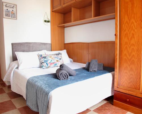 ein Schlafzimmer mit einem Bett mit zwei Stofftieren darauf in der Unterkunft APARTAMENTO DÚPLEX VERA-GARRUCHA in Garrucha