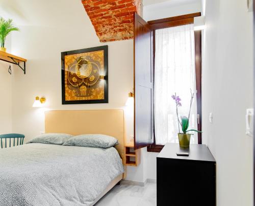 1 dormitorio con cama y ventana en Cavour central apartment en Turín
