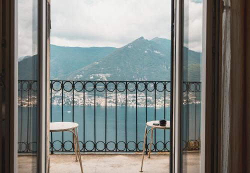 a balcony with a view of the water and mountains at B&B Villa le Ortensie in Faggeto Lario 