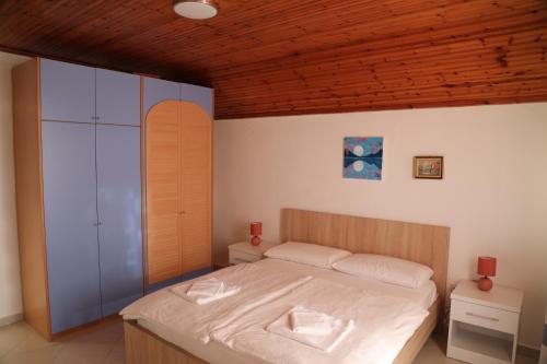 um quarto com uma cama e um tecto de madeira em Villa Duka em Krujë