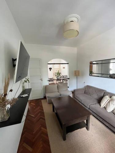 a living room with a couch and a table at Apartamento en Montevideo in Montevideo