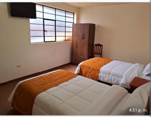 - une chambre avec 2 lits et une fenêtre dans l'établissement Hotel Casa Shami, à Cusco