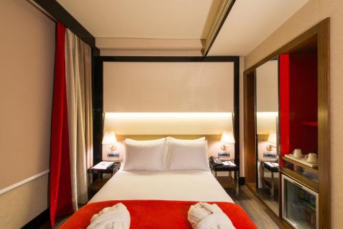 Кровать или кровати в номере Hotel Favori Nisantasi