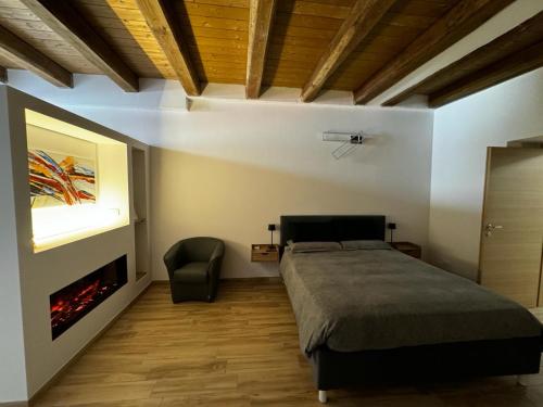 1 dormitorio con 1 cama y chimenea en Maison Costa Masciarelli en LʼAquila