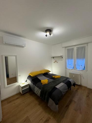 Villetta Forlanini Milano في ميلانو: غرفة نوم بسرير كبير في غرفة بيضاء