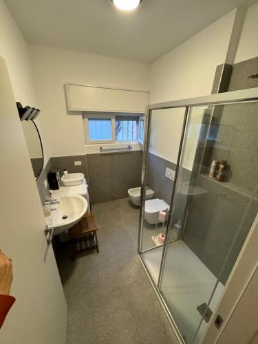 米蘭的住宿－Villetta Forlanini Milano，带淋浴、盥洗盆和卫生间的浴室