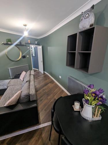 Posezení v ubytování Bright & Modern Apartment in Hackney Wick E3