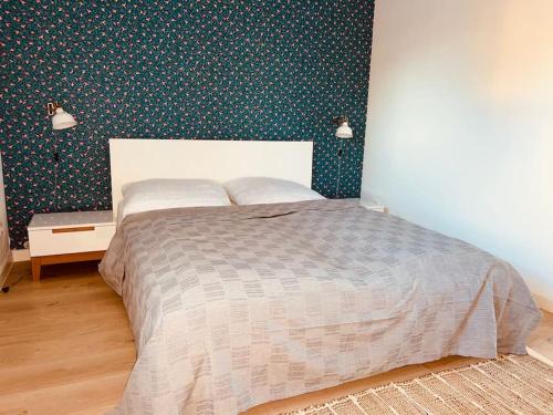 - une chambre avec un lit et un mur bleu dans l'établissement Frisch renovierte Fewo, in zentraler Lage, à Sellin