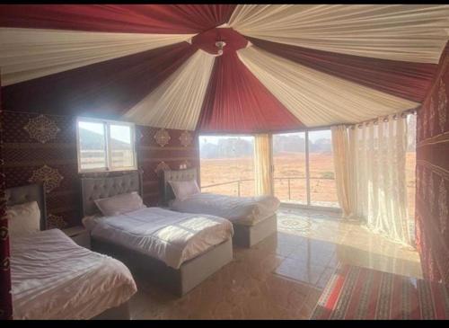 Ein Bett oder Betten in einem Zimmer der Unterkunft bedouin city camp