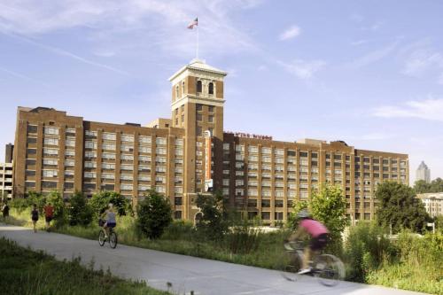 due persone in bicicletta davanti a un grande edificio di 1266 Monroe Drive 1 ad Atlanta