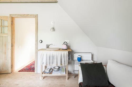 a living room with a sink and a table at Gastenverblijf in Belle epoque woning in Bruges