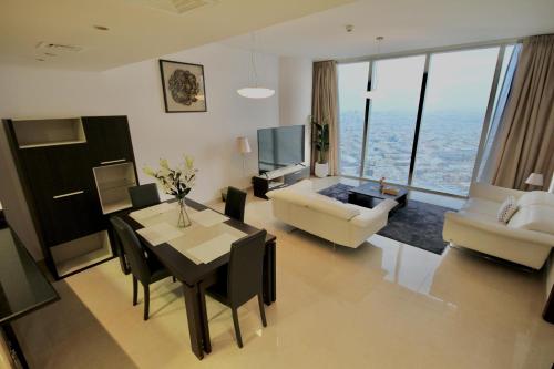 - un salon avec un canapé, une table et des chaises dans l'établissement private Suite by Golden Hospitality 98, à Riyad