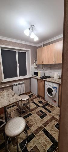 Kuchyň nebo kuchyňský kout v ubytování 1-комнатная квартира в центре Петропавловска