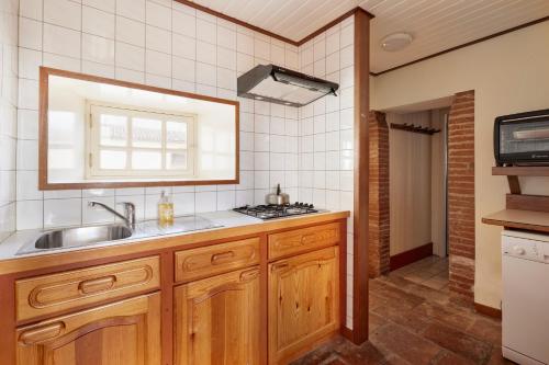 - une cuisine avec un évier et un comptoir dans l'établissement La Colonie St Joseph - Gîtes pour 6 de charme, à Labastide-Savès