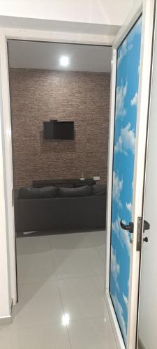 Cette chambre avec vue dispose d'une télévision murale. dans l'établissement Apartamento T1 Mobilado Espargos/Sal, à Espargos