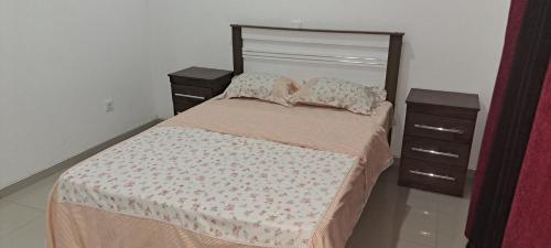 um quarto com uma cama grande e 2 mesas de cabeceira em Apartamento T1 Mobilado Espargos/Sal em Espargos