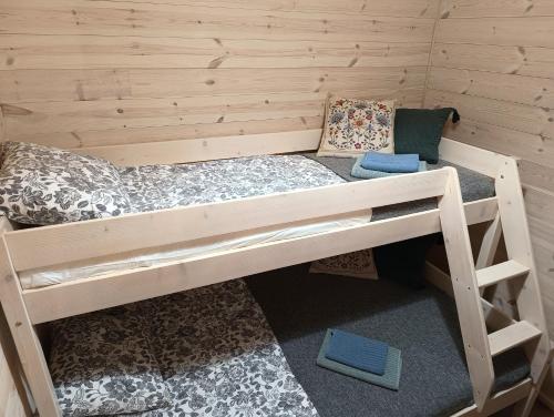 a bedroom with two bunk beds in a room at Domek Borsk nad samym jeziorem in Borsk
