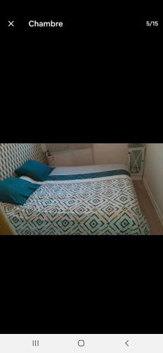 een foto van een bed in een kamer bij Appartement F1 tout équipé de plein pied in Scey-en-Varais