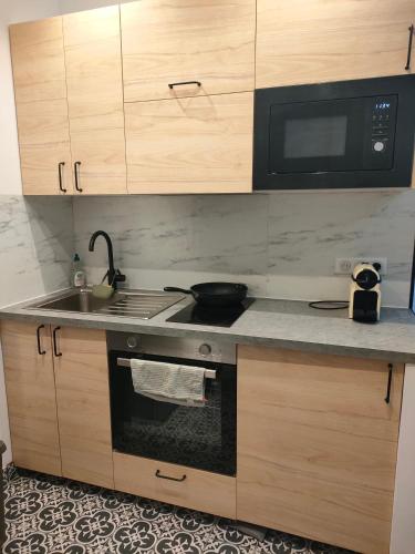 une cuisine avec une cuisinière et un micro-ondes dans l'établissement Stylish Parisian Flat near Eiffel Tower, à Paris