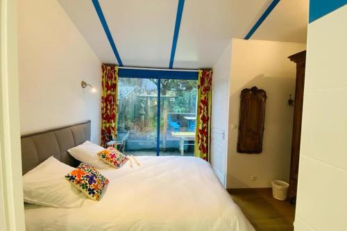 une chambre avec un lit avec deux oreillers dessus dans l'établissement Gite du Moulin Maison centre ville 4p à 2 pas de la Plage, au Crotoy