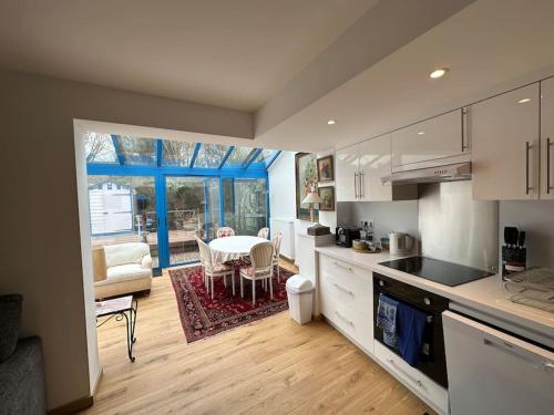 une cuisine avec une table et une salle à manger avec une table dans l'établissement Gite du Moulin Maison centre ville 4p à 2 pas de la Plage, au Crotoy